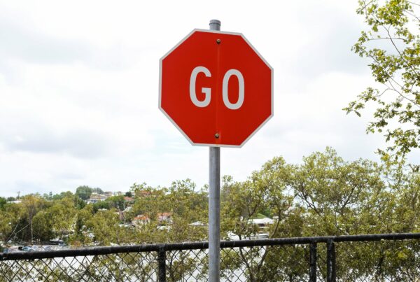 Foto van een Stop bord met de tekst Go