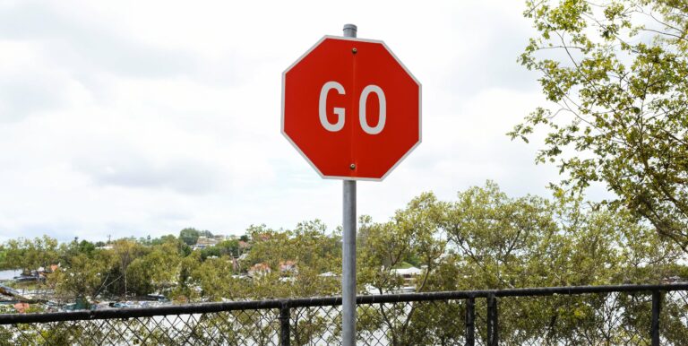 Foto van een Stop bord met de tekst Go