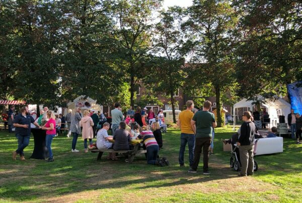 Groep mensen in een park