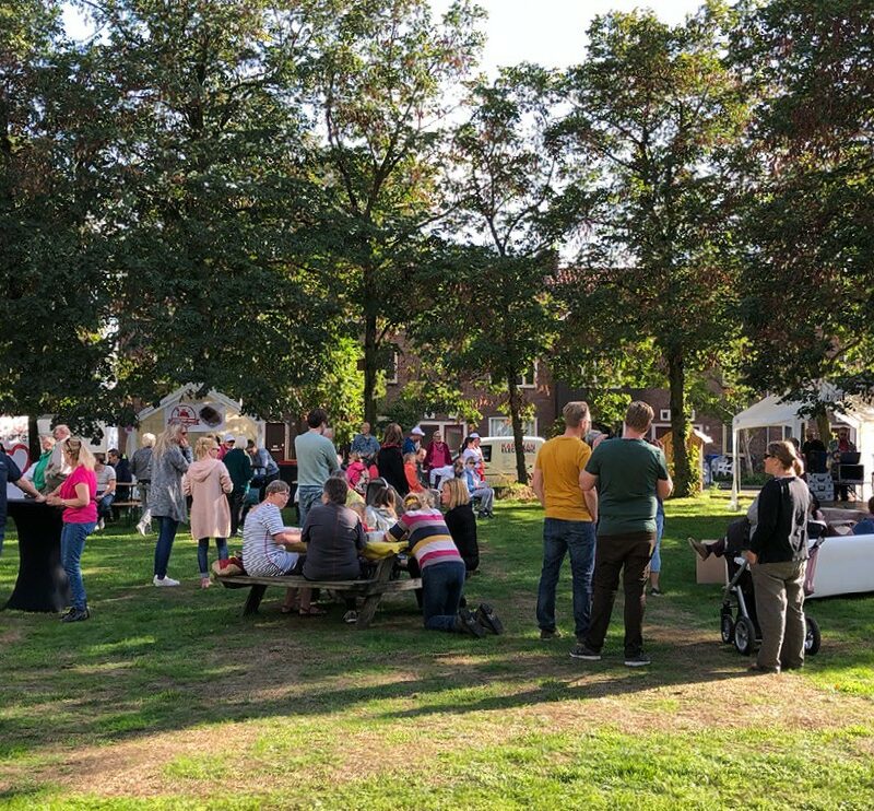 Groep mensen in een park
