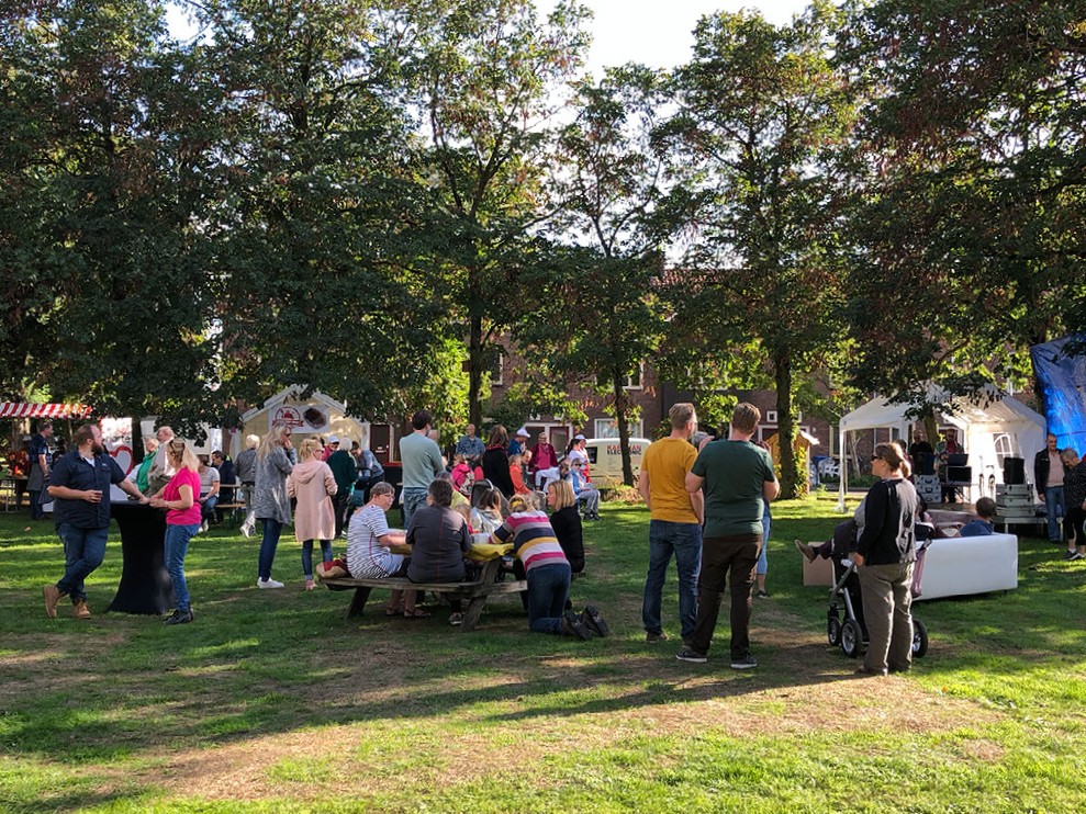 Groep mensen in een park