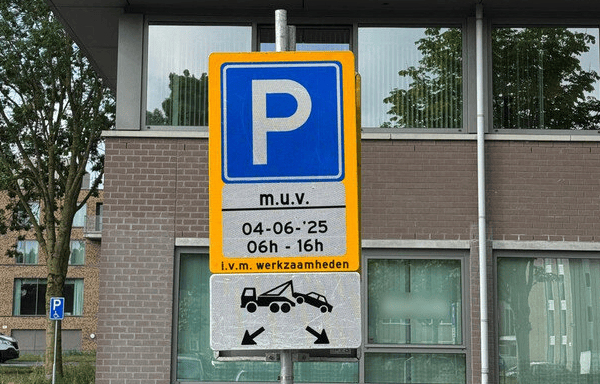Een verwarrend voorankondigingsbord