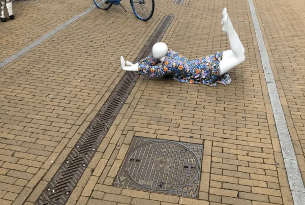 De vrouw op straat -straatkunst met paspop