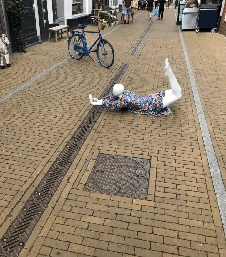 De vrouw op straat -straatkunst met paspop