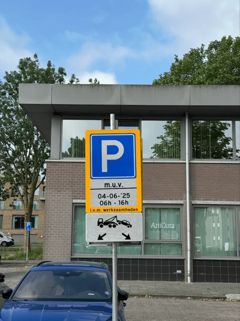 Een verwarrend voorankondigingsbord