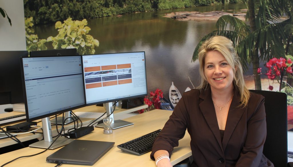 Esther van Orange Pharma aan haar bureau