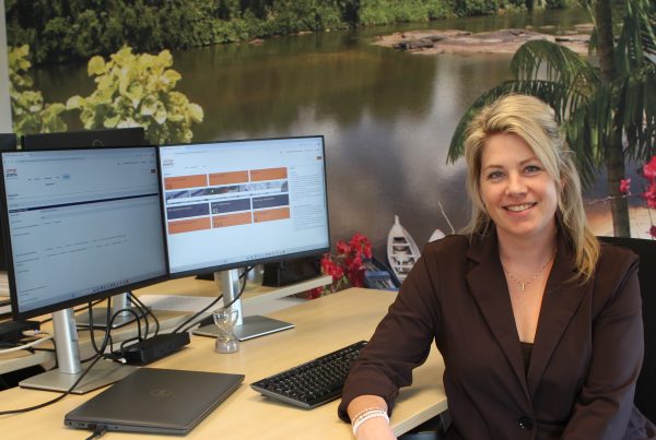 Esther van Orange Pharma aan haar bureau